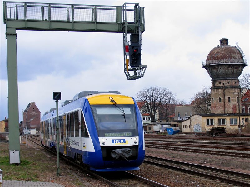 Veolia Verkehr (ex connex): VT 806, ein LINT 41 (BR 648) als Harz-Elbe-Express HEX 83421 Vienenburg - Halle (Saale) Hbf bei Einfahrt in Aschersleben, 20.03.2008
