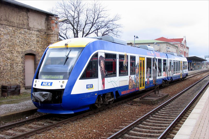 Veolia Verkehr (ex Connex): VT806, ein LINT 41 (BR 648) mit Werbung f�r das Harzer Bergtheater Thale als HarzElbeExpress HEX 83421 Vienenburg - Halle (Saale) Hbf bei Ausfahrt aus Aschersleben, 20.03.2008
