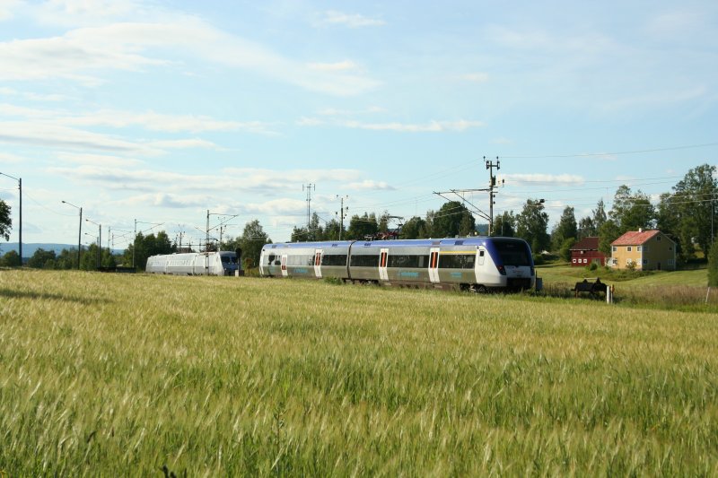 Veolia X52 9034 am Abend des 28.7.2008 in Torpshammar (Strecke stersund-nge-Sundsvall). Im Hintergrund steht noch ein X2000 auf dem Ausweichgleis.