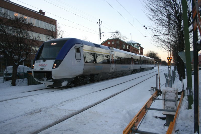Veolia X52 9034 auf der Mittnabotg-Strecke mit Regionalzug aus stersund am 23.12.2008 in der Innenstadt von Sundsvall.