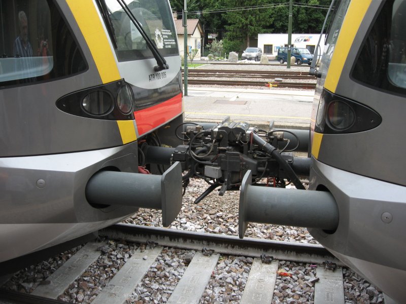 Verbindung zwischen Tiebwagen ATR 100 006 und 007 im Bahnhof Meran am 17.5.07