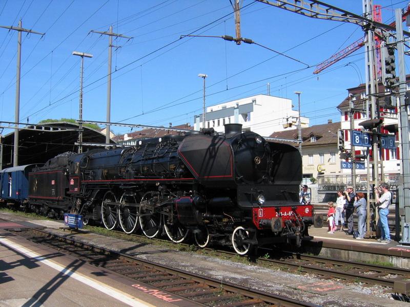Verein 241.A.65 ex SNCF Dampflok 241.A.65(1931). Kurzer Zwischenstop im Bahnhof Olten am 1.5.2005.Schnell noch ein Foto, bevor sich der Dampfzug wieder fauchend in Bewegung setzt.