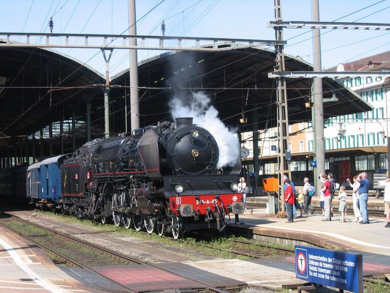 Verein 241.A.65 ex SNCF Dampflok 241.A.65(1931).Kurzer Halt im Bahnhof Olten am 1.5.2005. Auch die Jugend ist begeistert von dem riesigen Dampfross.