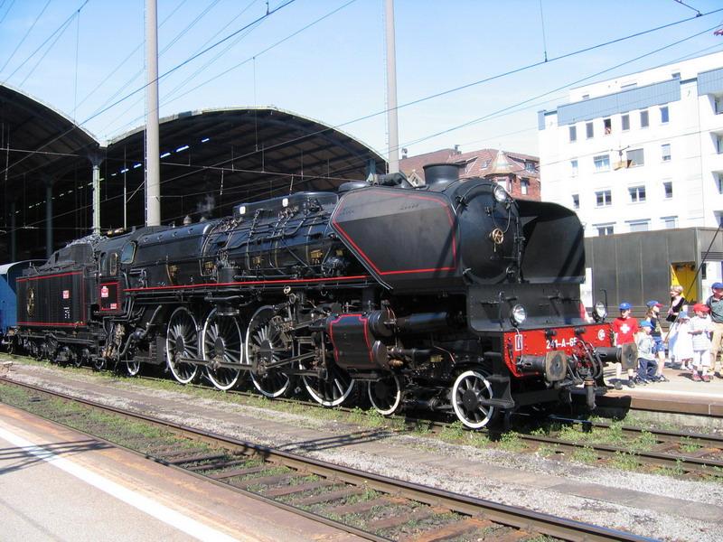 Verein 241.A.65 ex SNCF Dampflok 241.A.65(1931). Kurzer Halt im Bahnhof Olten am 1.5.2005
