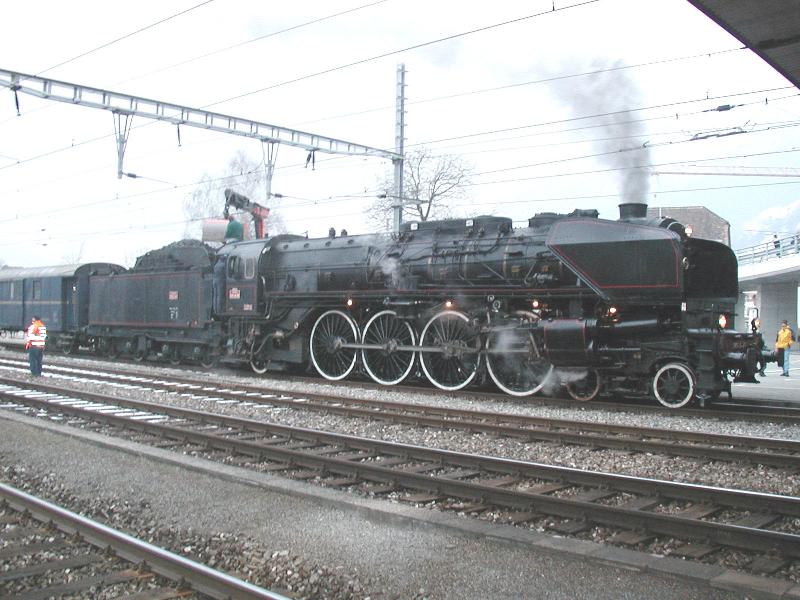 Verein 241.A.65 ex SNCF,Die Lok beim Wasser u.Kohle
fassen am 11.01.03 in Brunnen