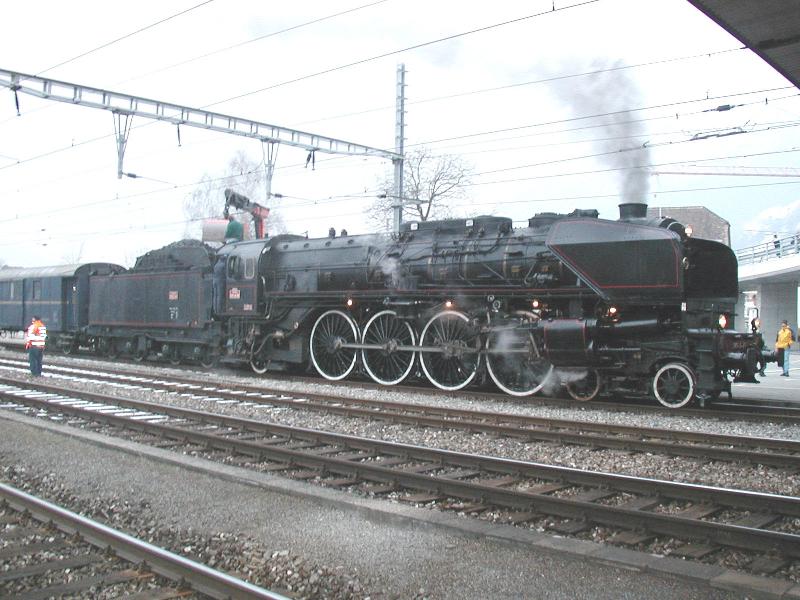 Verein 241.A.65 ex SNCF,Die Lok beim Wasser u.Kohle
fassen am 11.01.03 in Brunnen