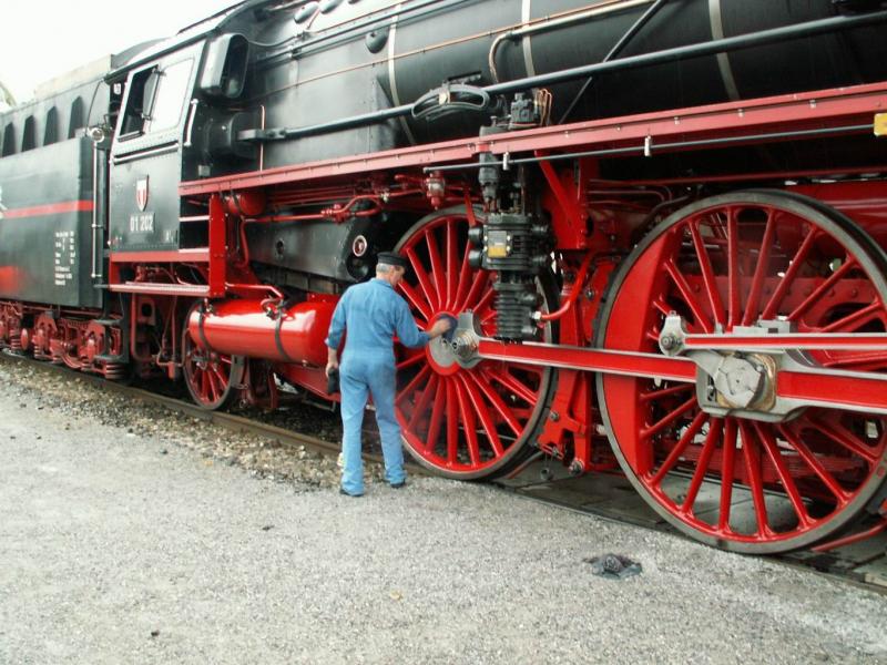 Verein Pacific 01 202.Blick auf die 2000 mm grossen Treibrder der Henschel Lok.Chur 04.06.06