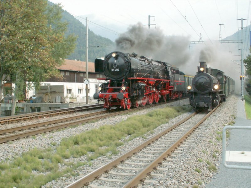 Verein Pacific,01 202 mit dem Nostalgie-Rhein-Express bei der Ausfahrt aus Chur,rechts ein RhB Dampfzug nach Landquart.Chur-Wiesental 12.09.09