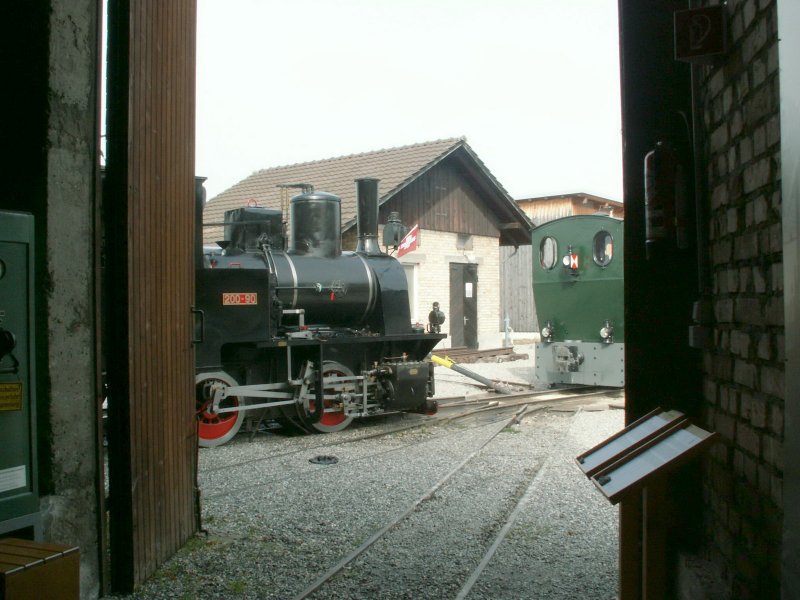 Verein Rhein-Schauen.Blick aus dem Lokschuppen auf die Maffei Lok 200-90 am morgen des 12.10.08 auf dem IRR Werkplatz in Lustenau.