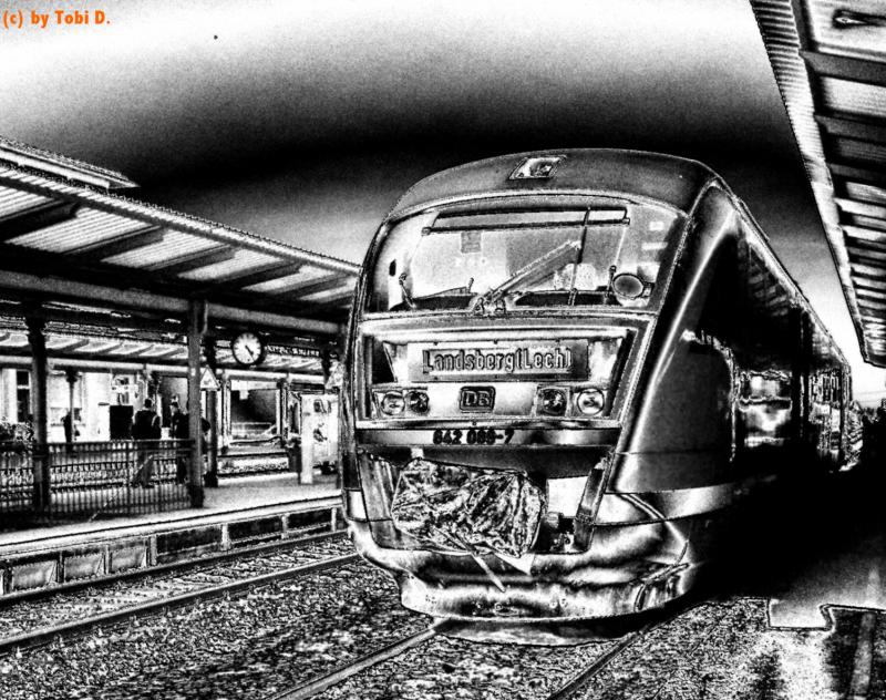 Verflschtes Bild eines Triebwagens der Baureihe 642, der am 17.3.05 im Bahnhof  Kaufering  auf die Weiterfhart nach  Landsberg am Lech  wartete.
