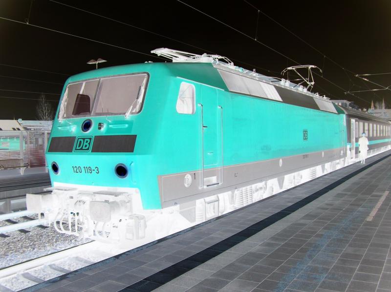 Verfremdete 120 119-3 in Schwerin Hbf. Sieht doch schick aus oder?