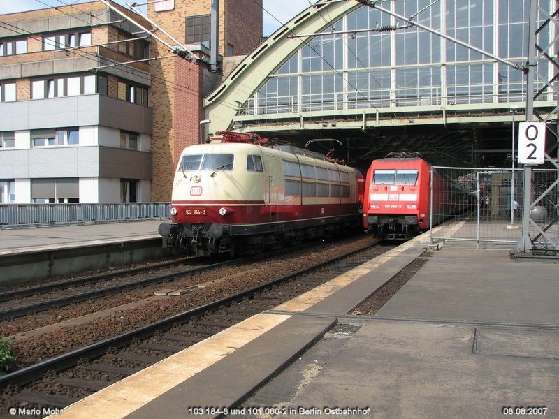 Vergangenheit und Moderne im Berliner Ostbahnhof.
Links 103 184-8 mit Sonderzug aus Warnemnde und rechts IC aus Bad Bentheim, am 8.8.2007