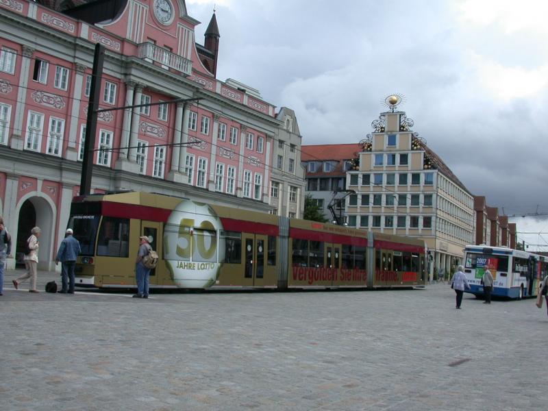 Vergolden sie ihre Trume - 50 Jahre Lotto steht auf dem Tram am Neuen Markt vor dem Rathaus Rostock. (09.08.2005)