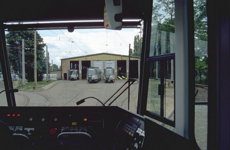 Verkehrbetriebe Potsdam 1995.Blick aus einem Fhrerstand auf das Depot.(Archiv P.Walter)