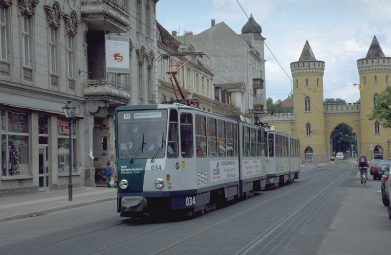 Verkehrsbetriebe Potsdam(VIP)1995.Ein Strassenbahnzug der Linie 92 vor dem Nauener Tor(Archiv P.Walter)