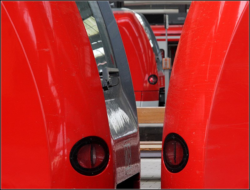 Verkehrsrot dominiert - 

Triebzüge der Baureihe 424 (Vordergrund) und 425 im Hintergrund im Hauptbahnhof Karlsruhe. 

23.04.2009 (M)