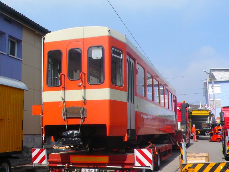 Verladen der BDe 4/8 24 fr Transport nach Sdtirol beim Depot in Speicher am 03.04.09.