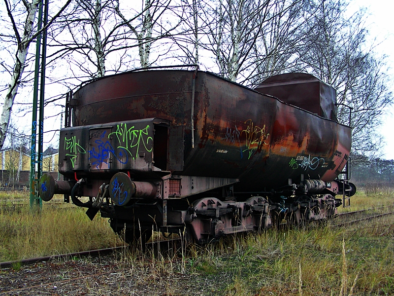 verlassener oder vergessener Wannentender mitten in Hannover am 27.12.06
laut der Anschrift zum Schlu als Lschwasserfahrzeug genutzt
und das Gekrackel wrde ich nicht als Grafitti bezeichnen