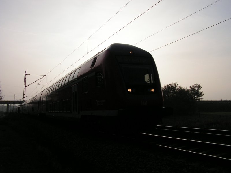 Verloren im Stress...
zu langsam f�r das st�ndig pulsierende Leben unserer Zeit...
zu sp�t um immer p�nktlich zu sein!
Und doch viel zu schnell um anghalten zu werden...
Ein Bruchteil einer Sekunde beschreibt die Ewigkeit!