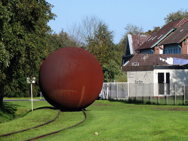 Verlorene Ladung wartet auf Weitertransport? - oder Prellbock mal anders? ; Brunsbttel, 06.10.2008
