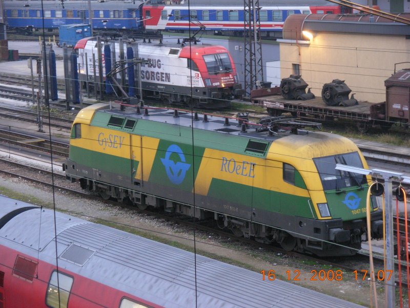 Vermutlich wegen des Streiks der ungarischen Eisenbahner waren am 16.12.2008 in der Traktion Wien West unerwarteterweise mehrere Taurus-Loks der Raaberbahn anzutreffen. Das Foto zeigt das Fahrzeug 1047 503-6 in gelb-grner Farbgebung und dahinter die Werbelok der Wiener Stdtischen Versicherung (1016 047-1), welche etwa 45 Minuten spter nach Salzburg fuhr.