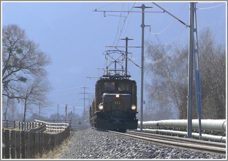 Vermutlich wegen Lokmangels sind die verbleibenden Krokodile immer wieder im Gterzugseinsatz unterwegs. Hier kommt mir Ge 6/6 I 415 mit einem Holzzug zwischen Zizers und Igis entgegen. (26.02.2008)