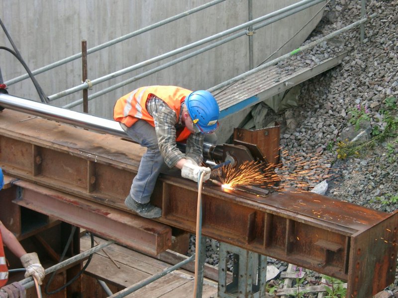 Verschiebung der neuen Eisenbahn Brcke in Freienohl. Ein Arbeiter schweit den Halter fr eine der 4000 Tonnen Hydraulikpressen fest.