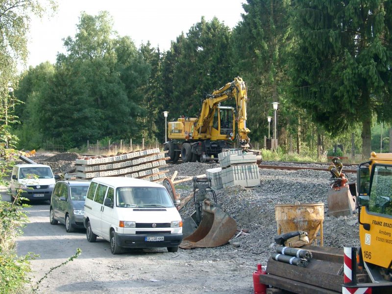 Verschiebung der neuen Eisenbahn Brcke in Freienohl. 2 Wege Bagger kurz vor dem Freienohler Tunnel.