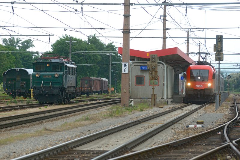Verschiedene Epochen im Bahnhof Korneuburg. 1116 133 bringt den R 2227 von Krems/Donau nach Wien Meidling, whrend 1670.25 pausiert. 
Die Aufnahme ist am 16.05.2009 entstanden.