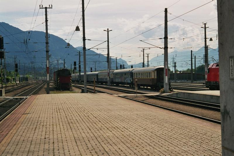 Verschiedene Historische Wagen im Bahnhof Wrgl.