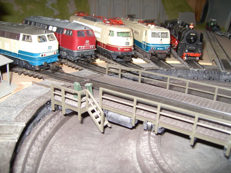 Verschiedene Loks im BW von leinks aus gesehen: 216 188, 216 026, 103 137, 184 003 und die S 3/6