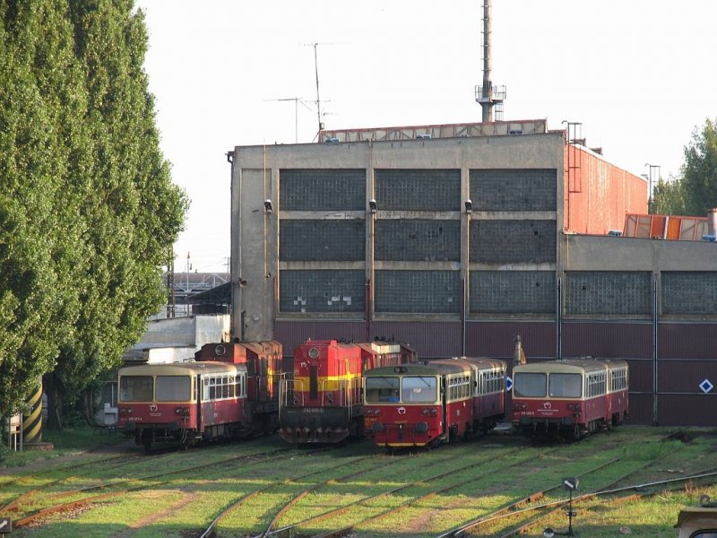 Verschiedene Schienebusse (v.l.n.r. 011 271-4, 810 450-7, 011 402-5) und eine Diesellok (742 400-5) auf Bahnbetriebswerke Leopoldov am 12-08-2005.
