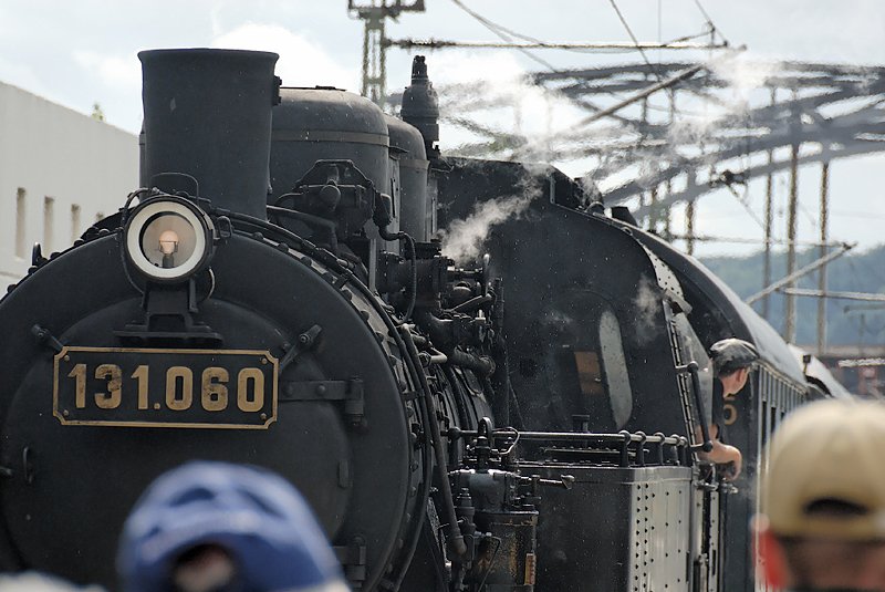 Verschnaufpause der 131er beim Zwischenhalt in Kiel. Vor dem Fhrerstand taumeln die Rckstnde verbrannter Kohle durch den heien Dampf... 