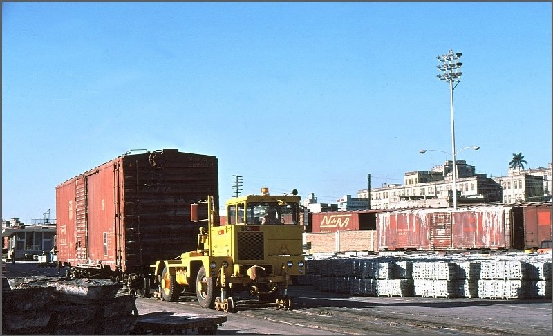 Verschub von Boxcars im Hafen von Tampico mit Hilfe eines Zweiwegefahrzeugs. (Archiv 02/1977)