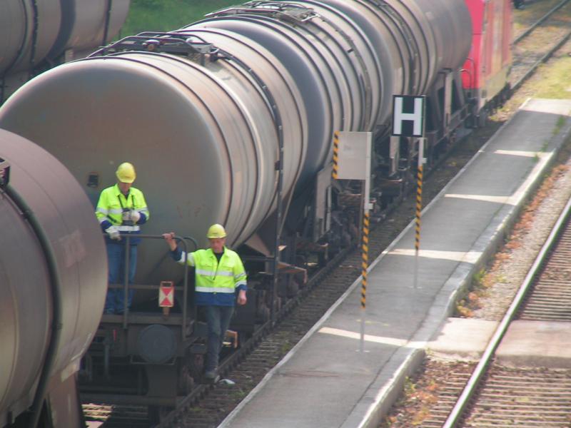 Verschubpartie bringt entleerte Kesselwagen einer Minerallfirma zum abendlichen Gterzug am Bhf. RIED i.I. 2006-05-10