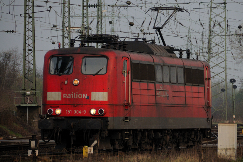 Ver schwitztes  Lokportrait nach langer Fahrt: 151 004-9 geht in Gremberg mit deutlichen Betriebsspuren vom Zug... (April 2009). 