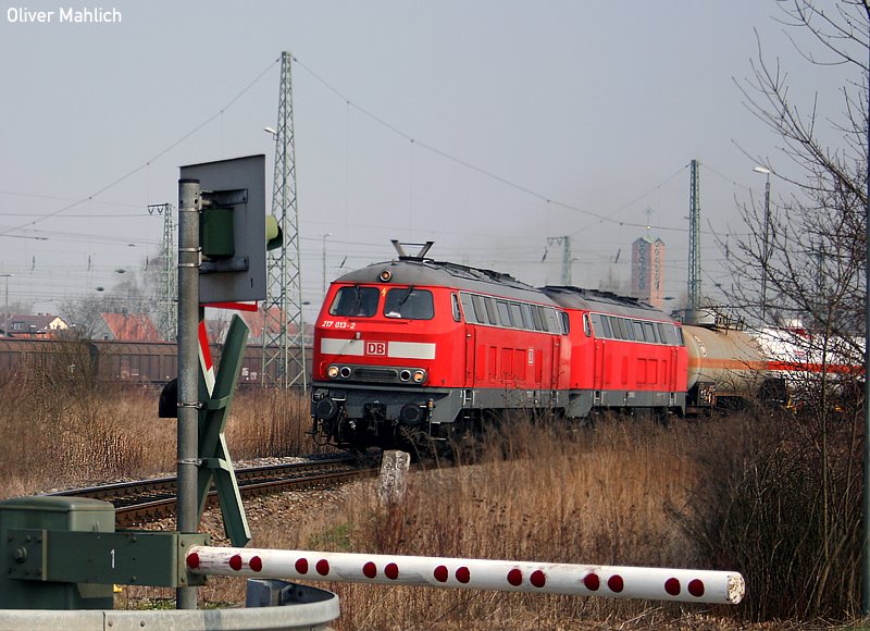 Version 2 - 217 in Landshut: Am 16. Mrz 2007 befrdern 217 013 und 003 die drei Kesselwagen, die ich kurz zuvor mit 151 102 aus Nrnberg Rbf brachte, in Richtung Mhldorf weiter.