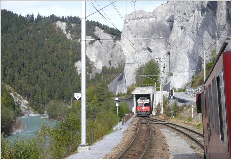 Versptete Zugskreuzung zwischen RE 1257 und RE 1240 mit Ge 4/4 II 617  Ilanz  in der Rheinschlucht in Valendas-Sagogn. (05.10.2008)