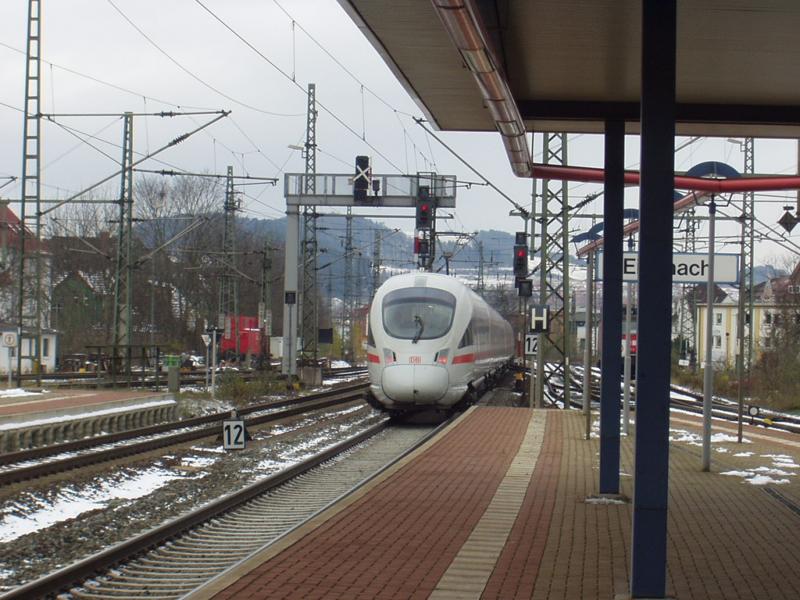 versp�teter ICE 1502 bei der Ausfahrt aus Eisenach. Die Versp�tung belief sich auf 120 Minuten, da das elektronische Stellwerk in Erfurt, welches an diesem 4.12.05 in Betrieb genommen wurde, l�nger als �rspr�nglich geplant (09:00) getestet werden musste.