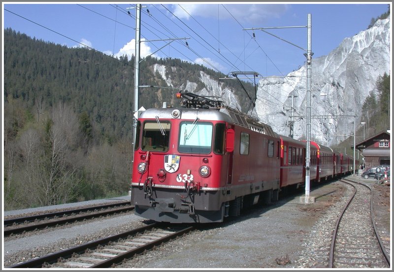 Verspteter RE1244 mit Ge 4/4 II 633  Zuoz  wartet in Valendas-Sagogn ausnahmsweise auf den Gegenzug RE1261. (17.04.2007)