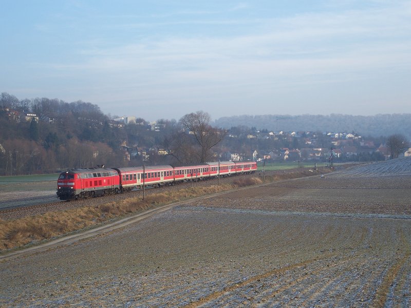 Versptungen sind auf der groteils eingleisig verlaufenden KBS 706 von Mannheim nach Heilbronn Alltag. Mit dem Nachmittags RE Richtung Mannheim HBF und rund 10 Minuten Versptung eilt eine unbekannte 218 bei Hoffenheim ihrem Ziel entgegen