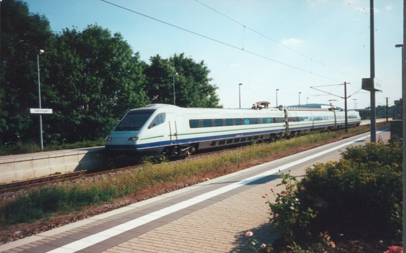 Versuchszug des ETR 450 (Cisalpino) im August 1997 kurz vor Inbetriebnahme der Neigetechnik auf der Gubahn (Stuttgart - Singen) bei der Durchfahrt in Grtingen.
(Die Regelzge verkehrten spter 9-teilig und sind zwischenzeitlig auch schon Geschichte.)  