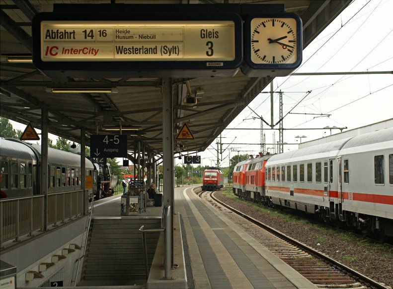 Vertreter aller drei Traktionsraten waren am 18.08.2008 in Itzehoe versammelt: Whrend 52 8079-7 auf der Rcktour vom Neg-Plandampf eine Zwangspause einlegen musste, waren 120 113-6 sowie die beiden 218er mit ihrem IC planmig in Itzehoe zu Gast.
