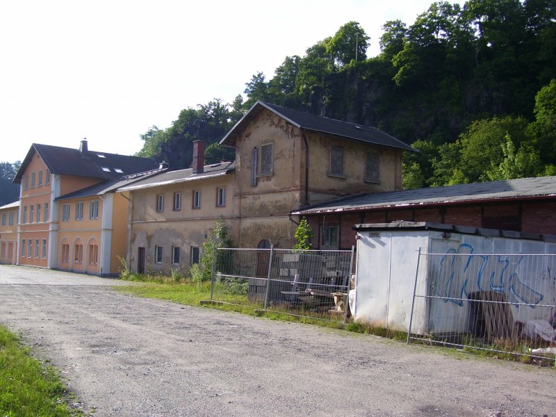 Verwaltungs- und Empfangsgebude der ehemaligen Pressnitztalbahn, rechts im Bild ist das Wasserhaus mit Lokschuppen. (20.07.08)