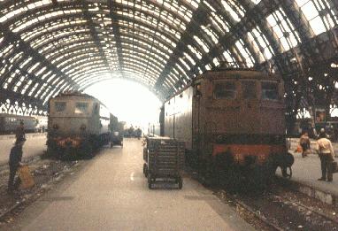 Veteranentreffen im Mailnder Hauptbahnhof 1981: E 428 218 (Baujahr 1939) und E 636 126 (Baujahr 1941) waren damals noch im tglichen Reisezugverkehr anzutreffen. 