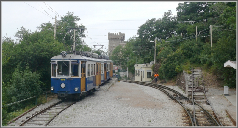 Vetta Scorcola, Bergstation der S(t)eilstrecke mit Abstellgeleise, wo Wagen 401 und 403 abgestellt sind. Der Gleisstumpen rechts soll wohl verhindern, dass entlaufene Tramwagen in die Stadt hinunterdonnern.(08.06.2009)