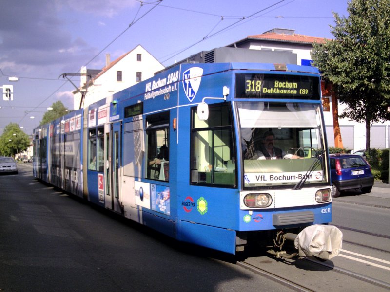  VFL BOCHUM BAHN  der Bogestra, Linie 318,von BO-Gerthe
nach BO-Dahlhausen,Hhe Hattinger Str./Kohlenstrasse.(16.08.2007) 
