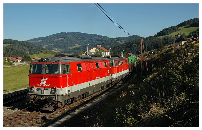VG 74565, der am 13.9.2007 mit 2143 064 und 044 bespannt war (Planleistung 2016er Tandem), bei der Ankunft am Zielbahnhof Obdach.