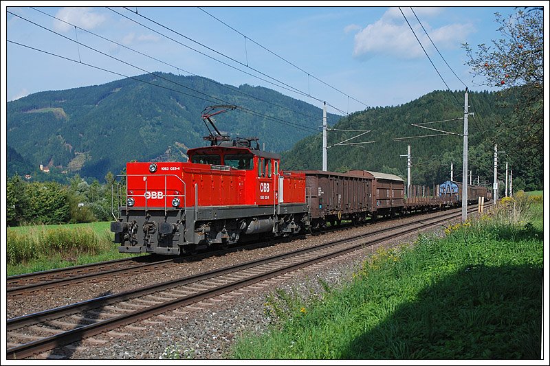VG 75653 von Bruck an der Mur nach Nicklasdorf, kurz vor Niklasdorf am 29.8.2008 aufgenommen. Bespannt war der  Hobler  mit 1063 023.
