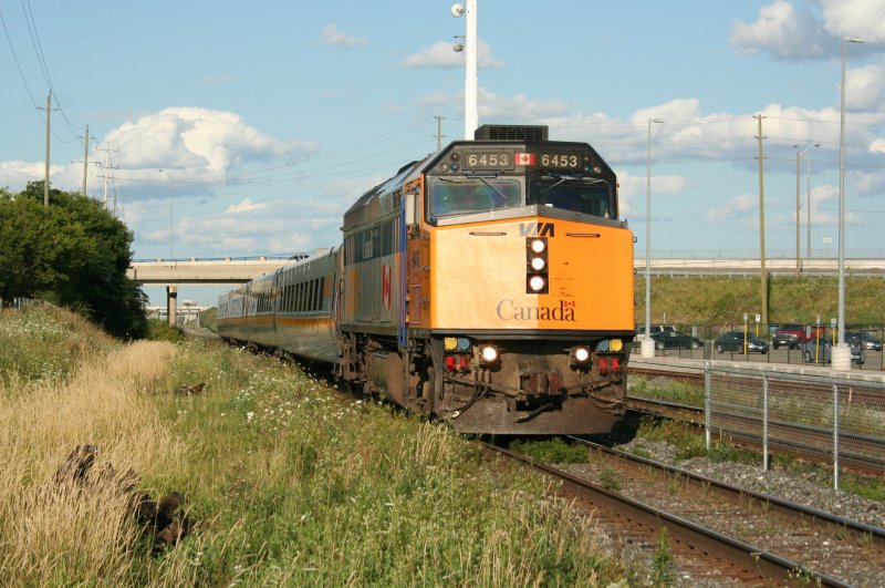 Via Rail mit F40PH-2 6453 bei der Durchfahrt durch den Bahnhof Mt Pleasant am 6.8.2009.
